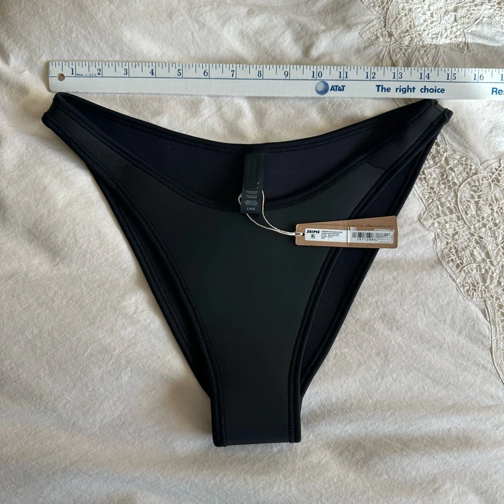 ❤️SKIMS Rubberized Swim Bottoms Size Large NWT-